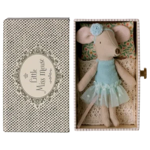 Maileg tantsuhiir diivanvoodis, Väike õde