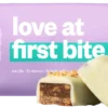 Treatfuls "Love at first bite" valge šokolaadiga kaetud veganbatoon (Maapähkli-datli-karamelli) (40 g)