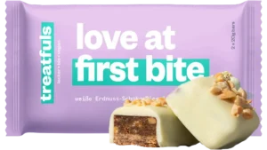 Treatfuls "Love at first bite" valge šokolaadiga kaetud veganbatoon (Maapähkli-datli-karamelli) (40 g)