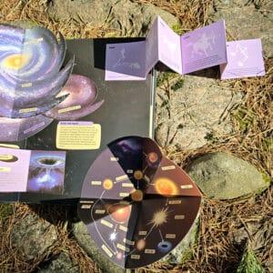 Alternative view of Kosmos. Suur 3D-piltide ja klappidega raamat