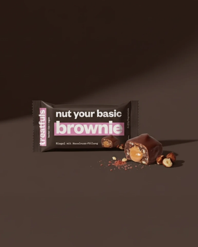 Treatfuls "Nut Your Basic Brownie" Tumeda šokolaadi brownie veganbatoon täidisega (40g) - Image 2